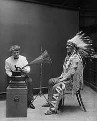 Frances Densmore graba la voz de un jefe de los pies negros en el Instituto Smithsoniano (1916).