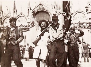 Partigiani garibaldini in piazza San Marco a Venezia nell'aprile 1945 (PD Wikimedia Commns)